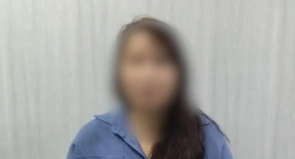 Одна из девушек приносит извинения. Скриншот видео https://v1.ru/text/gorod/2026/08/01/76565957/ от 01.08.26