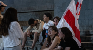 Участники акции протеста в Тбилиси. Скриншот фото Publika от 02.08.26, https://www.facebook.com/photo/?fbid=1830019351730940&set=pb.100041686795244.-2207520000 (деятельность компании Meta, владеющей соцсетью, запрещена в России)