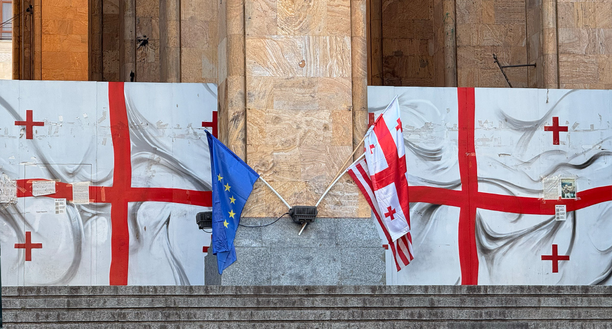 У парламента Грузии. Фото "Кавказского Узла". У парламента Грузии. Фото "Кавказского Узла".