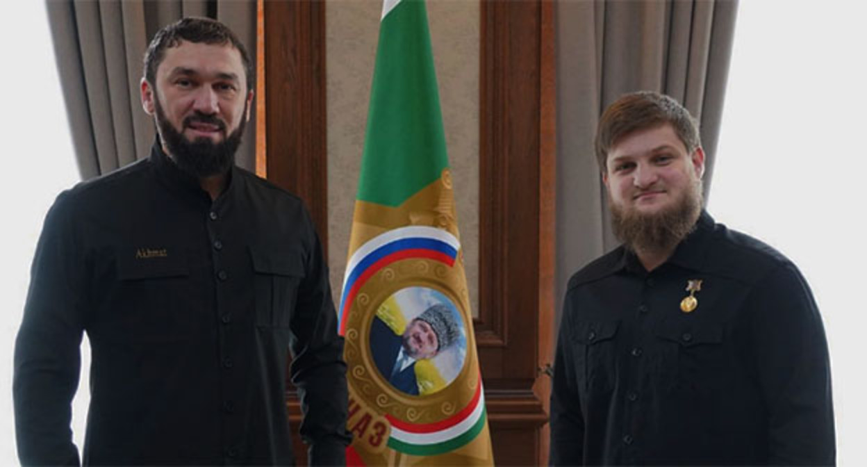 Магомед Даудов и Ахмат Кадыров (cправа) во время награждения. Фото: MDaudov_95 / Telegram Магомед Даудов и Ахмат Кадыров (cправа) во время награждения. Фото: MDaudov_95 / Telegram