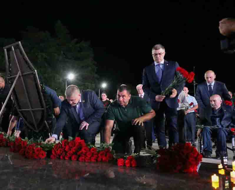 Участники траурного мероприятия в Цхинвале. Скриншот изображения https://cominf.org/node/1166570718