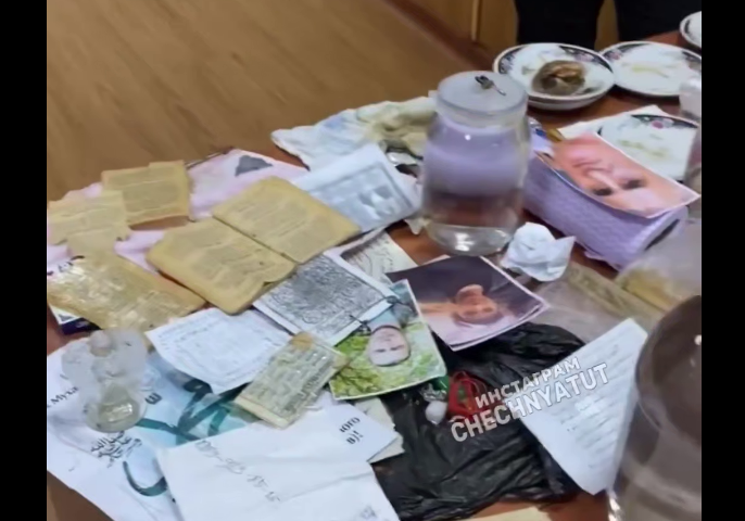Изъятые у гадалок вещи. Стоп-кадр видео "Тут Чечня" от 07.08.26, https://t.me/tutchechnya/8185. Изъятые у гадалок вещи. Стоп-кадр видео "Тут Чечня" от 07.08.26, https://t.me/tutchechnya/8185.
