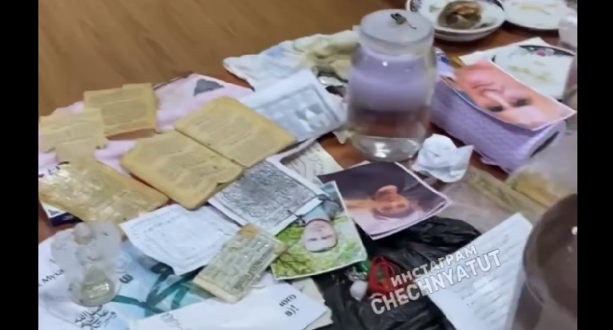 Изъятые у гадалок вещи. Стоп-кадр видео "Тут Чечня" от 07.08.26, https://t.me/tutchechnya/8185.