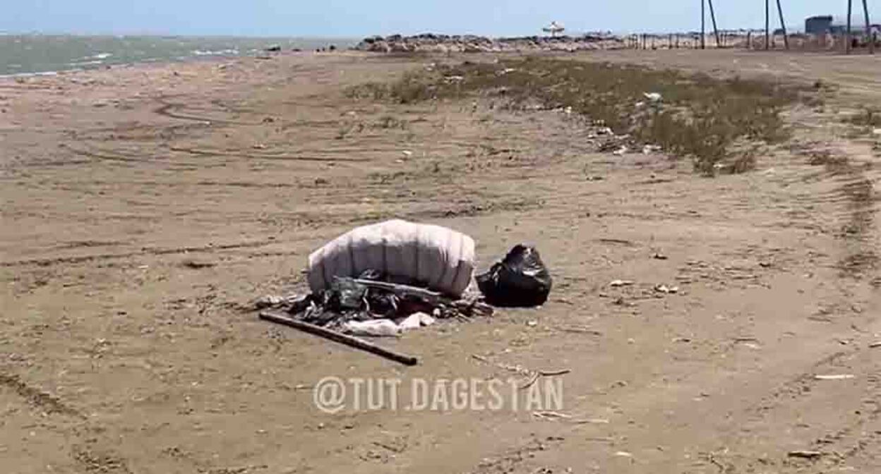 Мусор на пляже в Каспийске. Кадр из видео https://www.instagram.com/tut.dagestan/reel/DbyDuI-q-kS (деятельность компании Meta (владеет Facebook, Instagram и WhatsApp) запрещена в России)