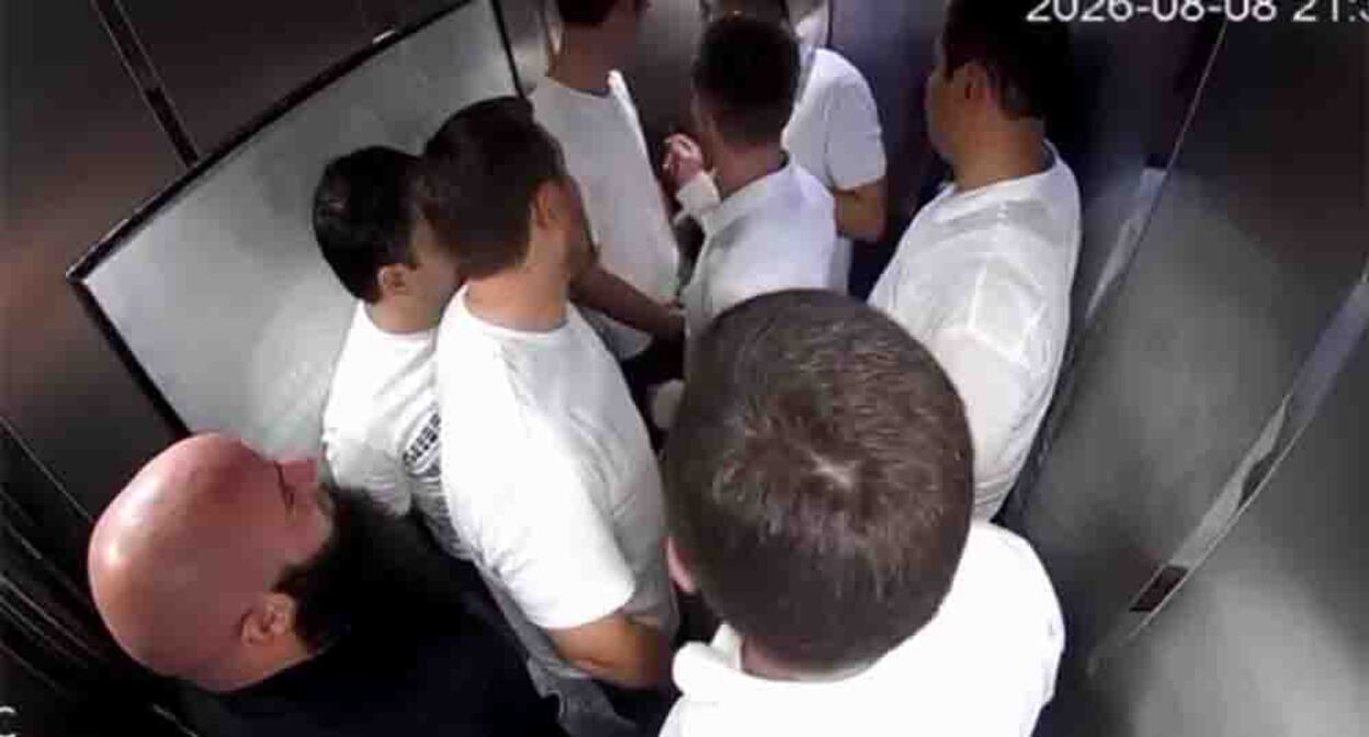 Пассажиры лифта в махачкалинской многоэтажке. Кадр из видео на странице https://www.instagram.com/p/DbzK8ZzsrB0 (деятельность компании Meta (владеет Facebook, Instagram и WhatsApp) запрещена в России) Пассажиры лифта в махачкалинской многоэтажке. Кадр из видео на странице https://www.instagram.com/p/DbzK8ZzsrB0 (деятельность компании Meta (владеет Facebook, Instagram и WhatsApp) запрещена в России)