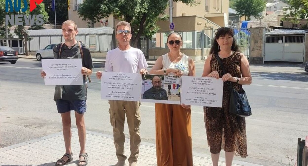 Участники пикета в Ереване в поддержку Дмитрия Баграша. Скриншот публикации https://t.me/rusnews/89339 Участники пикета в Ереване в поддержку Дмитрия Баграша. Скриншот публикации https://t.me/rusnews/89339
