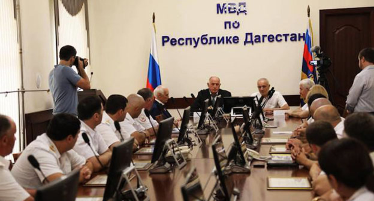 Встреча владельцев АЗС с главой МВД Дагестана. Стп-кадр виде из Telegram-канала "Криминальная хроника" от 08.08.26, https://t.me/criminal_chronicle/9006 Встреча владельцев АЗС с главой МВД Дагестана. Стп-кадр виде из Telegram-канала "Криминальная хроника" от 08.08.26, https://t.me/criminal_chronicle/9006