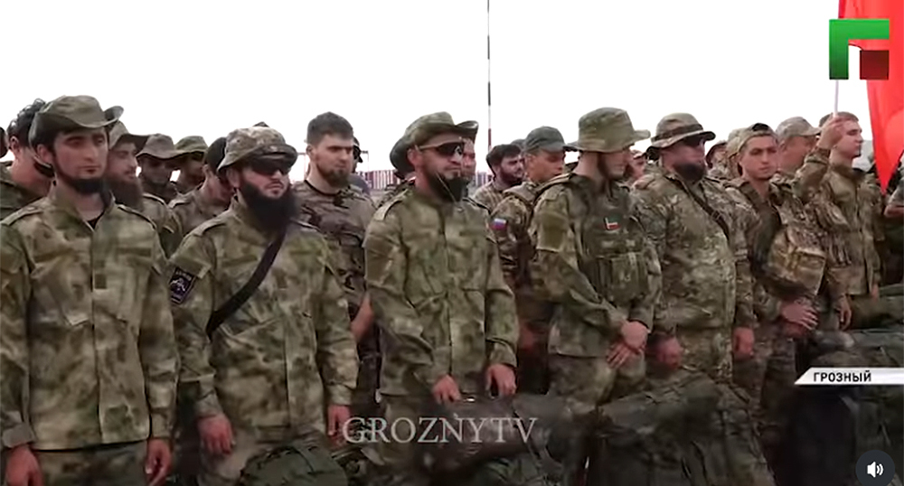 Группа бойцов в аэропорту Грозного перед отправкой в зону СВО. Кадр из видео https://www.instagram.com/p/Db-QalERijt (деятельность компании Meta (владеет Facebook, Instagram и WhatsApp) запрещена в России)