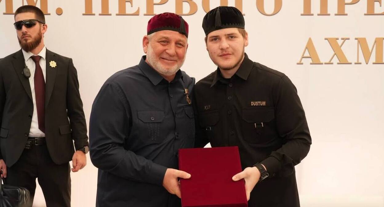 Адам Кадыров получил звание "Почетный гражданин Курчалоевского района". Фото: пресс-служба Совбеза Чечни / Telegram Адам Кадыров получил звание "Почетный гражданин Курчалоевского района". Фото: пресс-служба Совбеза Чечни / Telegram