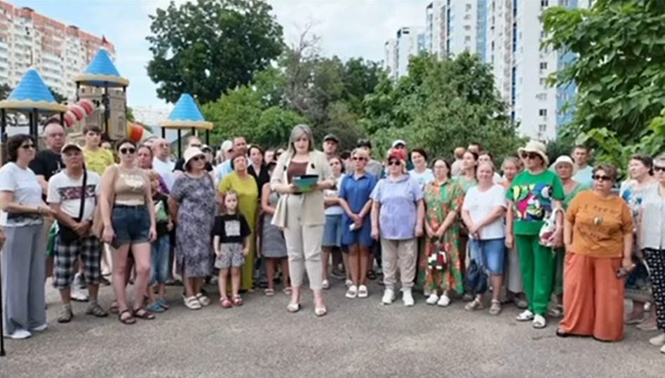 Жильцы краснодарского ЖК "Легенда" записывают видеообращение к Путину. Кадр из видео https://t.me/typodar/62727 Жильцы краснодарского ЖК "Легенда" записывают видеообращение к Путину. Кадр из видео https://t.me/typodar/62727