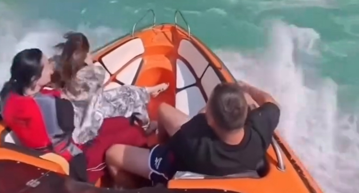Туристы в катере. Кадр из видео на странице https://www.instagram.com/dagestan_inform/reel/Db6P_taNNjX (деятельность компании Meta (владеет Facebook, Instagram и WhatsApp) запрещена в России)