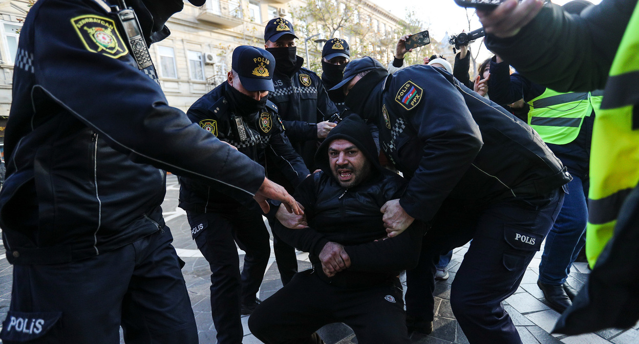 Сотрудники полиции задерживают активиста в Баку. Фото Азиза Каримова для "Кавказского узла"