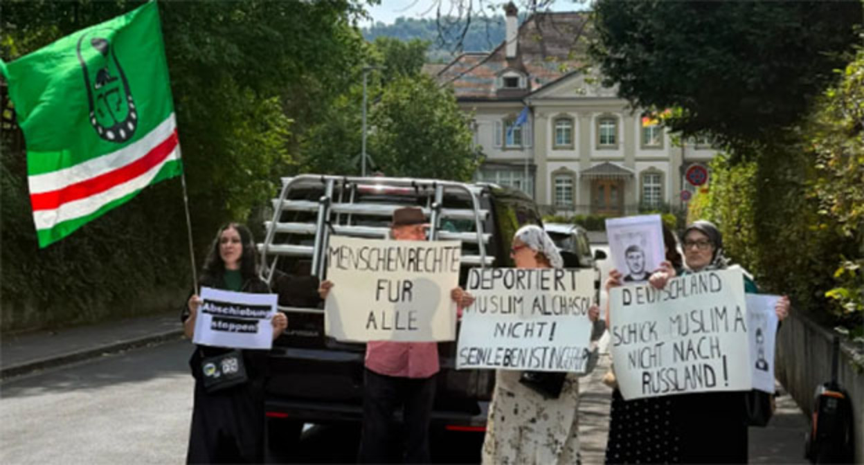 Акция в поддержку уроженцев Чечни, которые оказались под угрозой депортации в Россию. Фото: https://www.instagram.com/p/DcM7jESiIPv/?img_index=1 принадлежит компании Meta деятельность которой запрещена в России