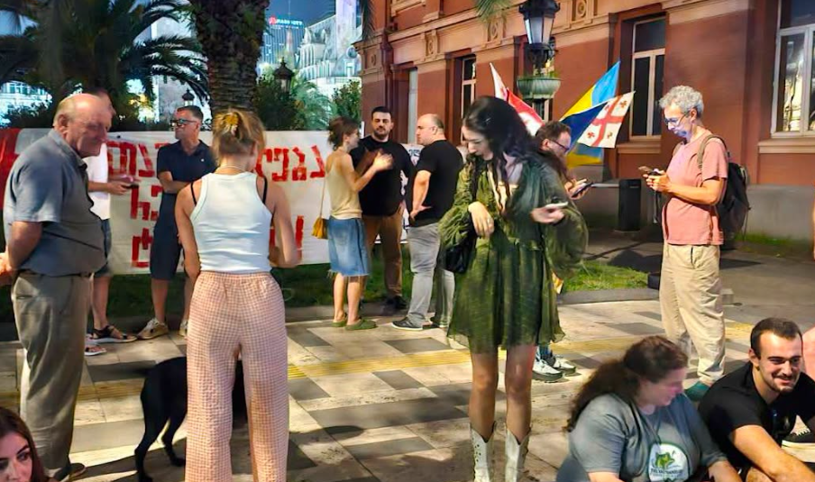 Акция в Батуми 23.08.26. Скриншот фото "Батумелеби", https://www.facebook.com/photo?fbid=1884776142484038&set=pcb.1884787085816277 (деятельность компании Meta, владеющей соцсетью, запрещена в России) Акция в Батуми 23.08.26. Скриншот фото "Батумелеби", https://www.facebook.com/photo?fbid=1884776142484038&set=pcb.1884787085816277 (деятельность компании Meta, владеющей соцсетью, запрещена в России)