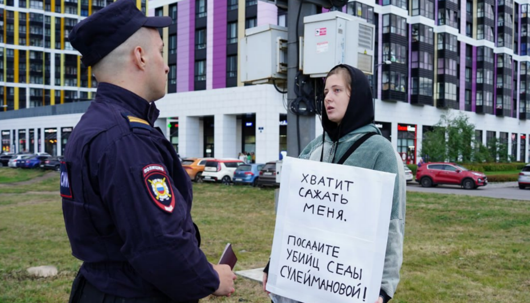 Елена Патяева беседует с сотрудником полиции. Скриншот фото "Слово защите" https://t.me/endoflaw/1183. Елена Патяева беседует с сотрудником полиции. Скриншот фото "Слово защите" https://t.me/endoflaw/1183.