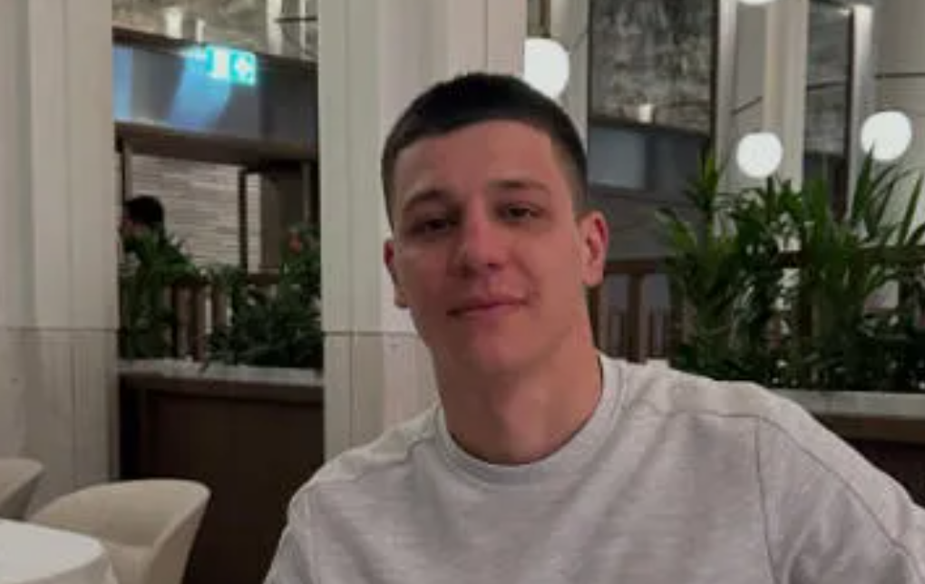 Даур Буава. Скриншот фото "Интерпрессньюс", https://www.interpressnews.ge/ka/article/878444-policiam-apxazi-blogeris-daur-buavas-gardacvalebis-paktze-gamoziebis-parglebshi-narkotikuli-sashualebis-shezena-shenaxvis-braldebit-ori-piri-daakava Даур Буава. Скриншот фото "Интерпрессньюс", https://www.interpressnews.ge/ka/article/878444-policiam-apxazi-blogeris-daur-buavas-gardacvalebis-paktze-gamoziebis-parglebshi-narkotikuli-sashualebis-shezena-shenaxvis-braldebit-ori-piri-daakava