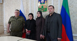 Церемония передачи ордена Мужества семье погибшего участника специальной военной операции Ислама Асулбегова. Июль 2026 г. Фото: Администрация г. Хасавюрт