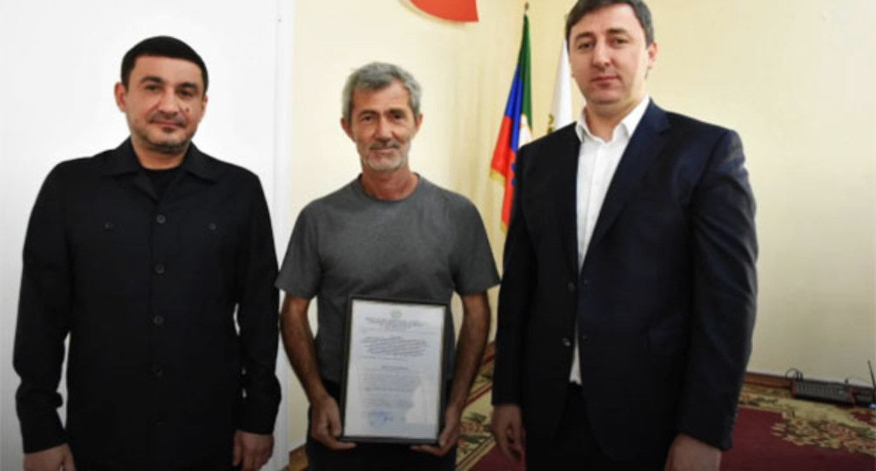 Вручение жилищных сертификатов владельцам разрушенных паводком домов в Дагестане. Фото: https://golosstepi.ru/lenta-novostej/151663/