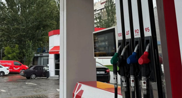 Заправка в Дагестане. Фото: РИА Дагестан https://riadagestan.ru/news/economy/v_dagestane_vladeltsy_azs_obyasnili_tsenoobrazovanie_1_litra_benzina Заправка в Дагестане. Фото: РИА Дагестан https://riadagestan.ru/news/economy/v_dagestane_vladeltsy_azs_obyasnili_tsenoobrazovanie_1_litra_benzina