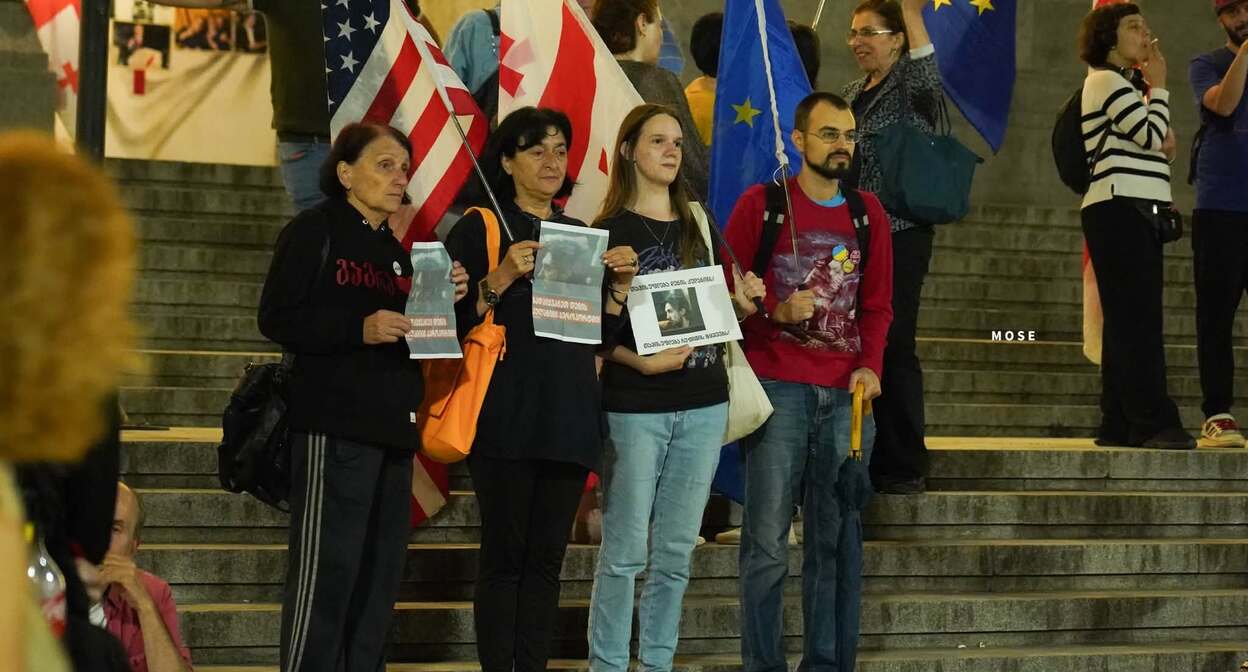 Сторонники евроинтеграции в Тбилиси в 643-й день непрерывных протестов. 1 сентября 2026 г. Фото MO SE/ Facebook - принадлежит компании Meta деятельность которой запрещена в России Сторонники евроинтеграции в Тбилиси в 643-й день непрерывных протестов. 1 сентября 2026 г. Фото MO SE/ Facebook - принадлежит компании Meta деятельность которой запрещена в России