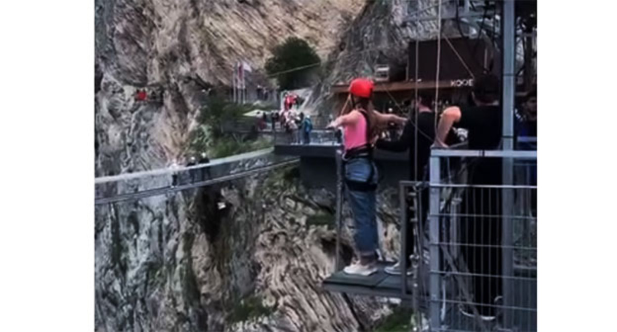 Прыжки с тарзанки над Сулакским каньоном. Скриншот видео https://www.instagram.com/reels/DJlTPSZqdh_/ принадлежит компании Meta деятельность которой запрещена в России