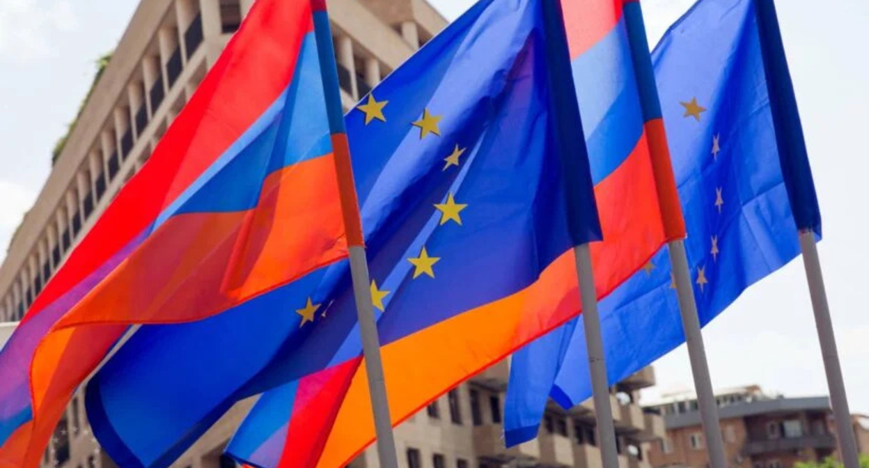 Флаги ЕС и Армении. Фото: https://armeniatoday.am/economica/1123831/ Флаги ЕС и Армении. Фото: https://armeniatoday.am/economica/1123831/