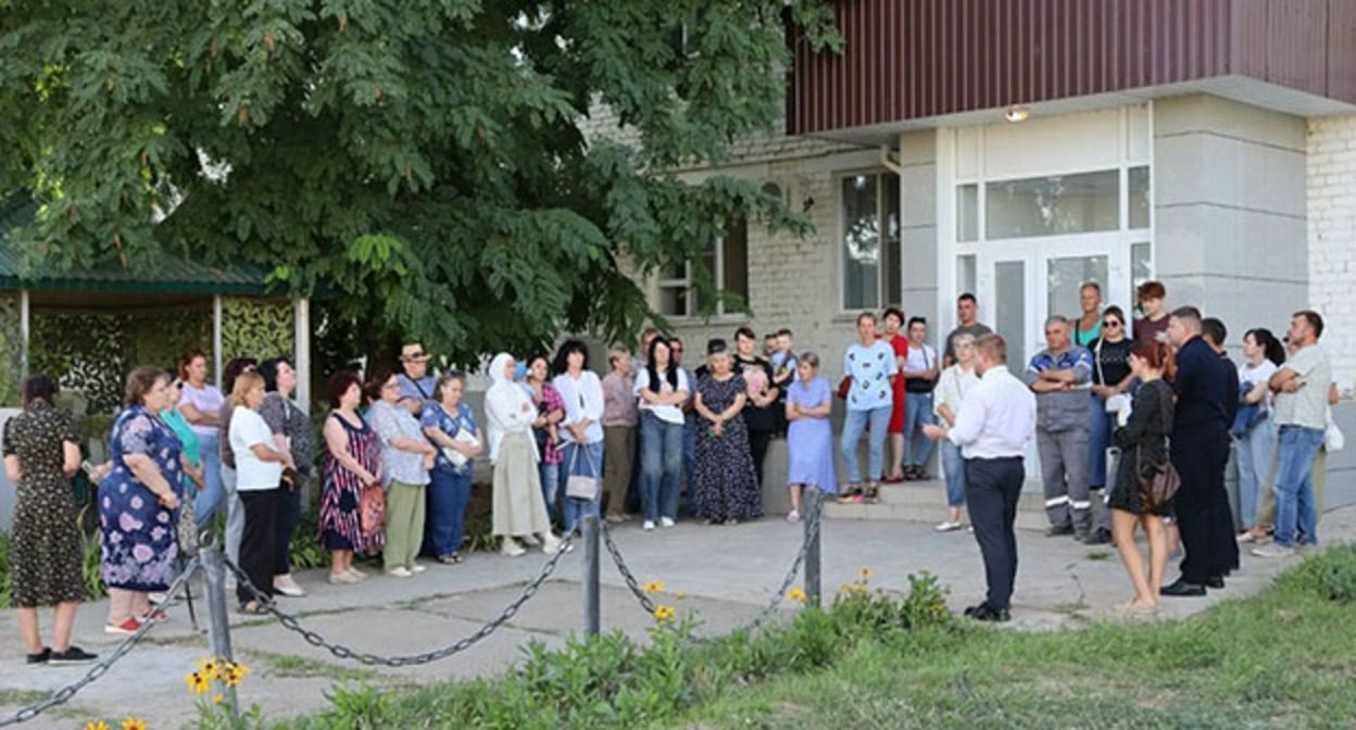 Эвакуированные жители Ахтубинска. 2 сентября 2026 г. Фото: со страницы администрации Ахтубинска во ВКонтакте Эвакуированные жители Ахтубинска. 2 сентября 2026 г. Фото: со страницы администрации Ахтубинска во ВКонтакте