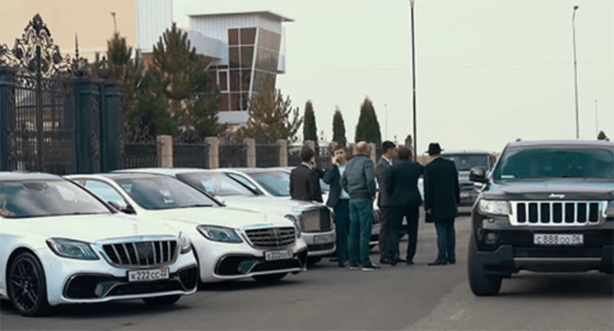 Автомобили свадебного кортежа в Ингушетии. Кадр видео "Шикарная ингушская свадьба 2020" / YouTube Автомобили свадебного кортежа в Ингушетии. Кадр видео "Шикарная ингушская свадьба 2020" / YouTube