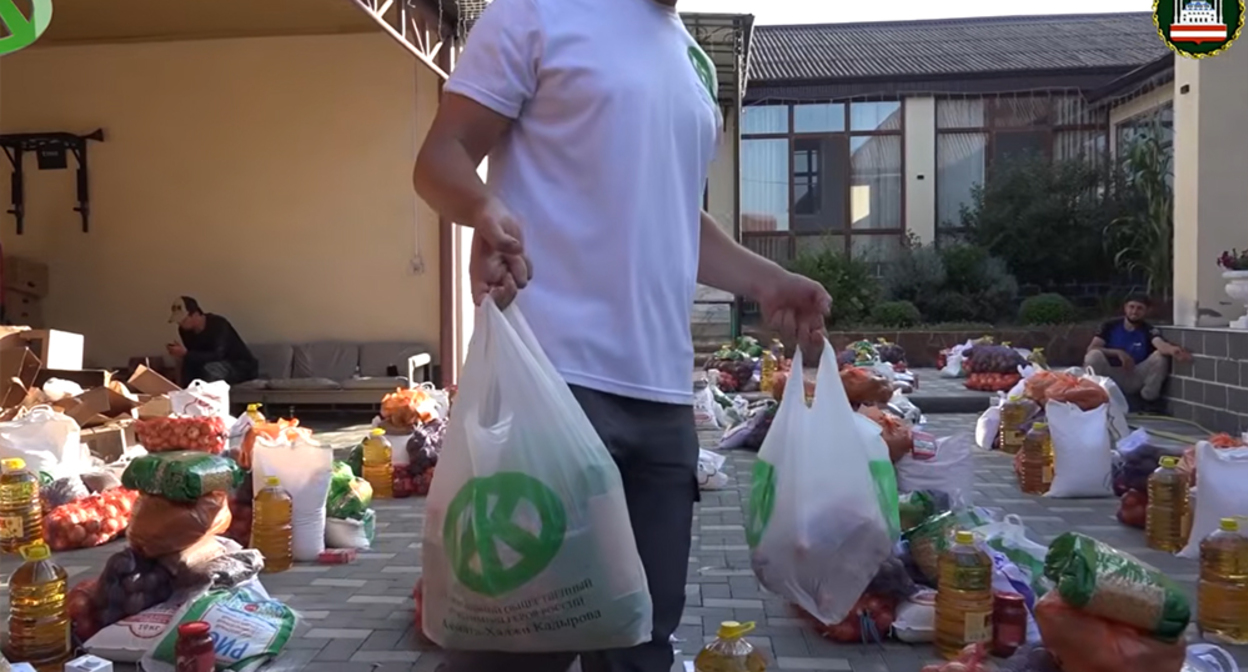 Продуктовая помощь от фонда Кадырова. Кадр из видео в YouTube-канале мэрии Грозного - https://www.youtube.com/watch?v=qVHL7hbVkQ0 Продуктовая помощь от фонда Кадырова. Кадр из видео в YouTube-канале мэрии Грозного - https://www.youtube.com/watch?v=qVHL7hbVkQ0