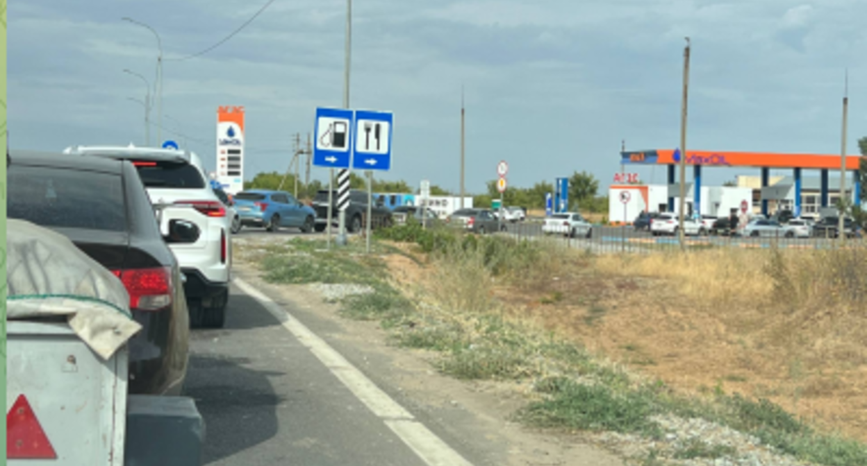 Очередь на АЗС в Дубровке 05.09.26. Скриншот фото из чата «Где бензин, Волгоград» https://t.me/benzinvlg/11530.