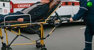 Пациент на тележке-каталке для скорой помощи. Иллюстрация создана "Кавказским узлом" при помощи ИИ в программе Copilot