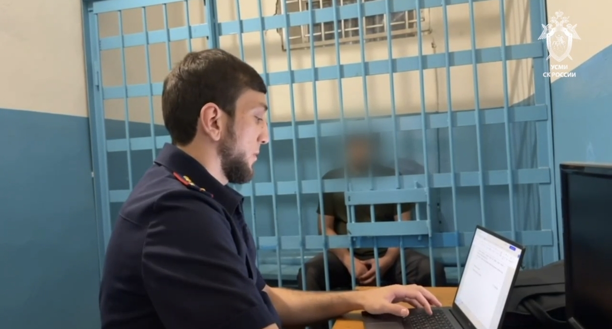 Следователь беседует с задержанным за двойное убийство в Хасавюрте. Кадр видео СКР / Telegram Следователь беседует с задержанным за двойное убийство в Хасавюрте. Кадр видео СКР / Telegram