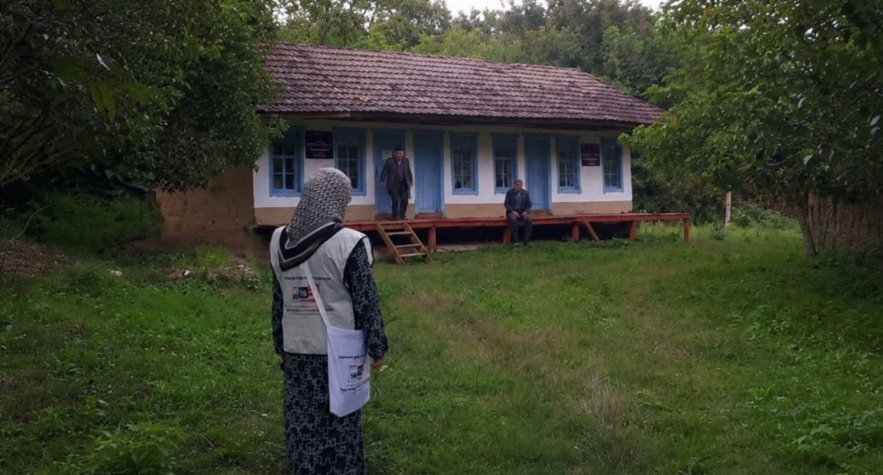 Представитель избиркома и жители Чечни. Фото: избирком Чечни https://t.me/ikchr95/4956