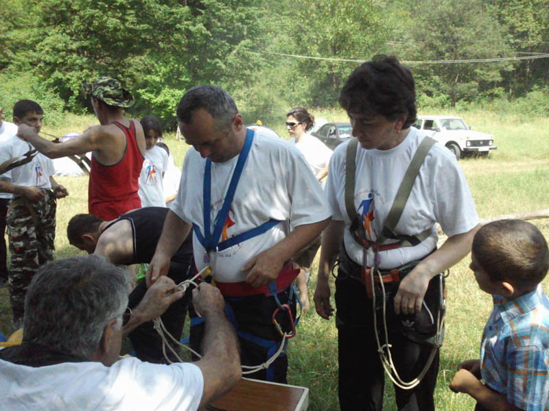 Первая семья готовится к преодолению препятствия. undefined