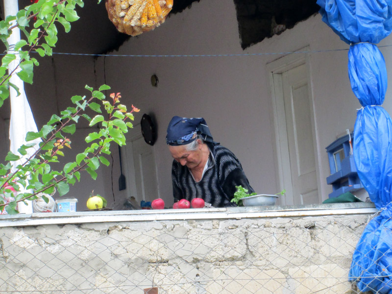 т.Арина сразу же начинает готовить и накрывать на стол, чтобы мы пообедали. т.Арина сразу же начинает готовить и накрывать на стол, чтобы мы пообедали.