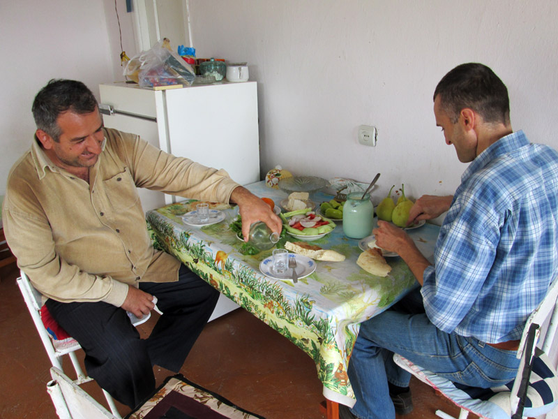 Налить тутовку, Артур мне и Вадиму не доверил, сам разливал в наши стаканчики. Налить тутовку, Артур мне и Вадиму не доверил, сам разливал в наши стаканчики.