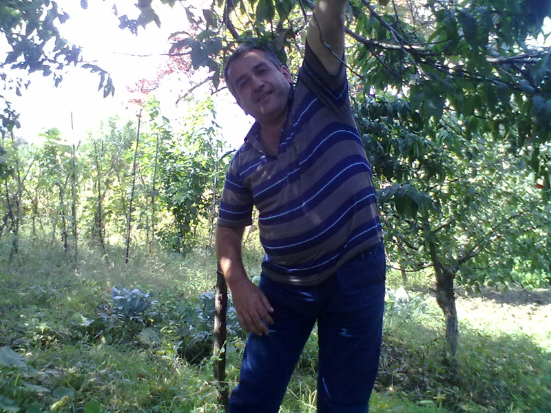 И в огороде Артур помощник своей матери... И в огороде Артур помощник своей матери...