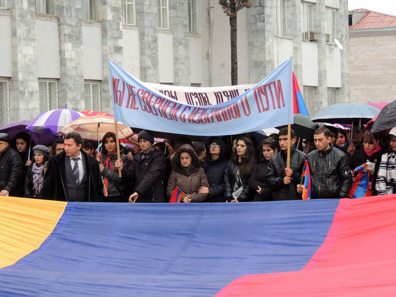 Участники митинга... Участники митинга...