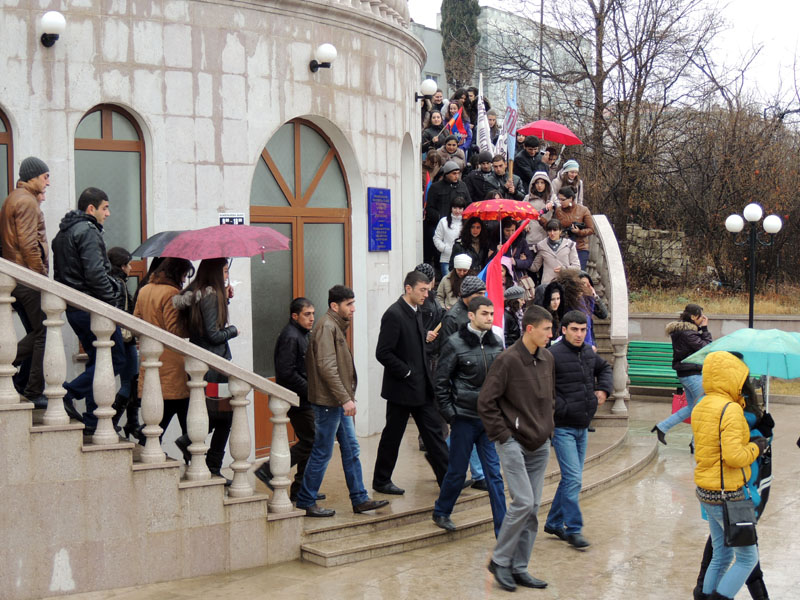 Студенты спускаются с территории университета... Студенты спускаются с территории университета...