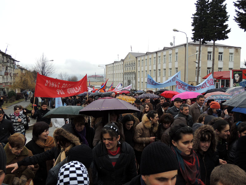 Хотя и была непогода, моросил шёл мокры снег, но тысячи людей собрались на это шествие. Хотя и была непогода, моросил шёл мокры снег, но тысячи людей собрались на это шествие.