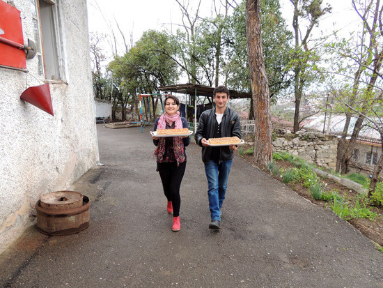 Лика и Владимир несут торты для детей... Лика и Владимир несут торты для детей...