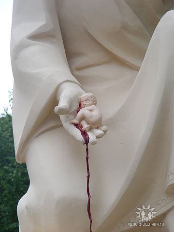 Фрагмент памятника нерожденным детям в хорватском городе Карловац. Фрагмент памятника нерожденным детям в хорватском городе Карловац.