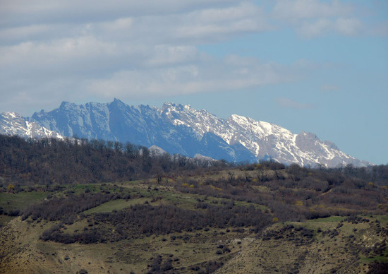 При выезде из Степанакерта, нас сопровождали полузаснеженные горы... При выезде из Степанакерта, нас сопровождали полузаснеженные горы...