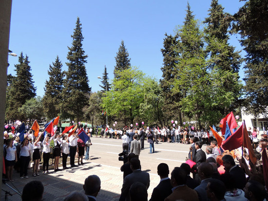 Дети собрались перед школой и ждут прихода гостей. Дети собрались перед школой и ждут прихода гостей.