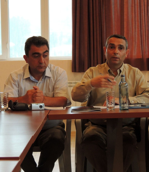 Презентацию открывает председатель Общественного совета по внешней политике и безопасности Масис Маилян (справа). Рядом - председатель НПО "Беженцы НКР". Презентацию открывает председатель Общественного совета по внешней политике и безопасности Масис Маилян (справа). Рядом - председатель НПО "Беженцы НКР".