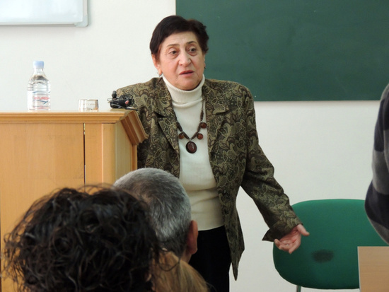 Вступительное слово - президент «Ассоциации психологов и психиатров НКР» Эльфрида Сарумян. Вступительное слово - президент «Ассоциации психологов и психиатров НКР» Эльфрида Сарумян.