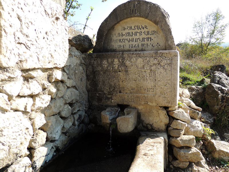 Родник в святом месте "Сарибек". с.Карашен. Родник в святом месте "Сарибек". с.Карашен.