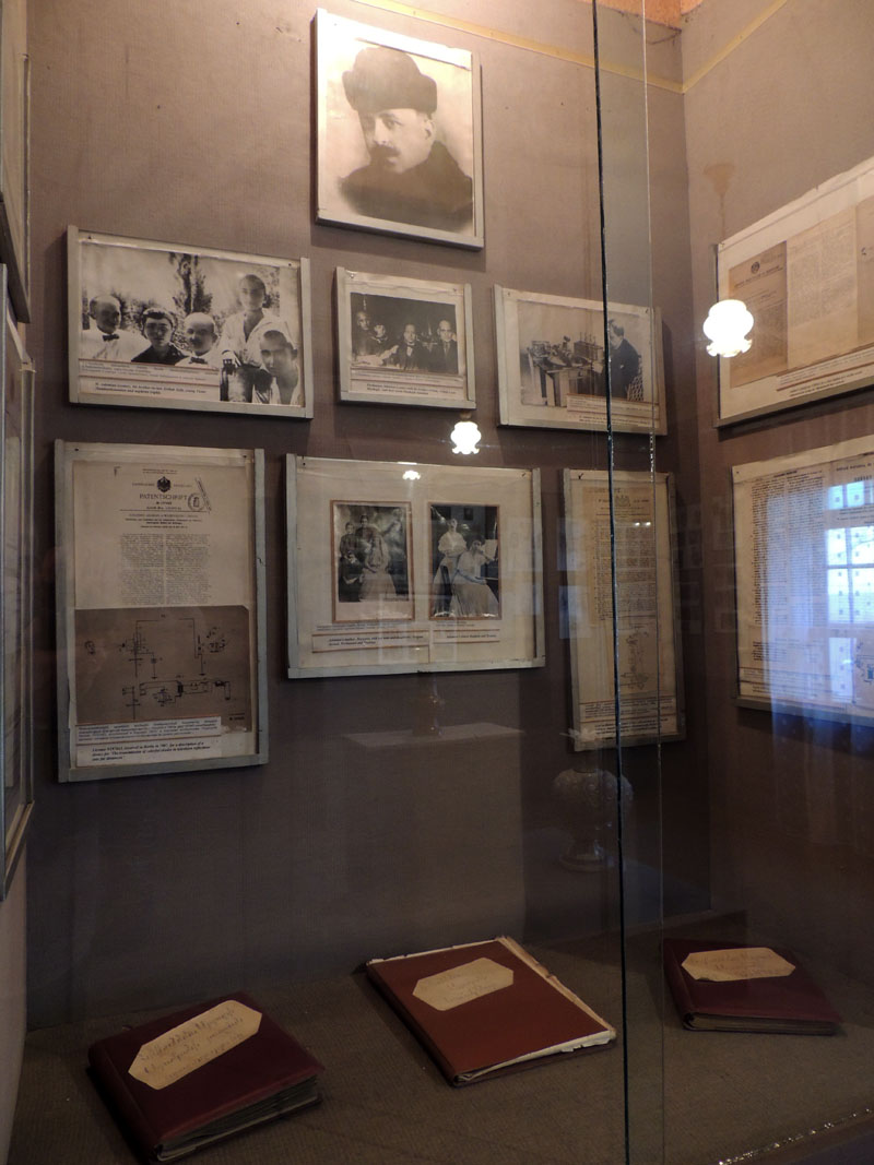 Ованес Адамян, российский и советский изобретатель, инженер-электрик, один из изобретателей цветного телевидения и радиофототелеграфии. Ованес Адамян, российский и советский изобретатель, инженер-электрик, один из изобретателей цветного телевидения и радиофототелеграфии.