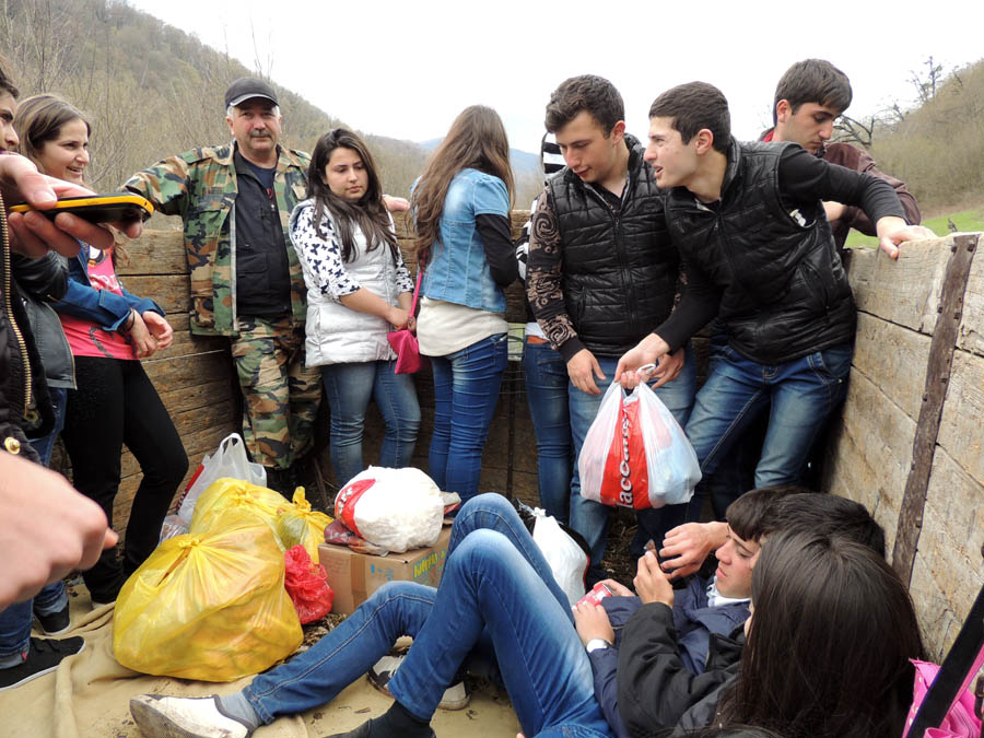 Под Бадарой, все взбираемся в кузов грузовика. Под Бадарой, все взбираемся в кузов грузовика.