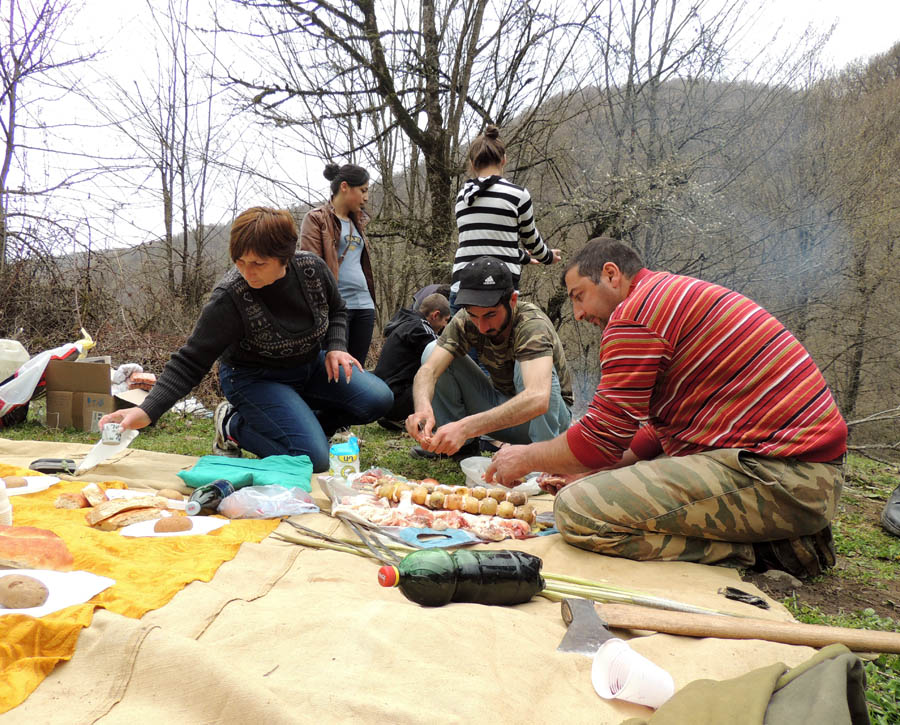 Мясо и картошечка насаживается на шампуры... Мясо и картошечка насаживается на шампуры...